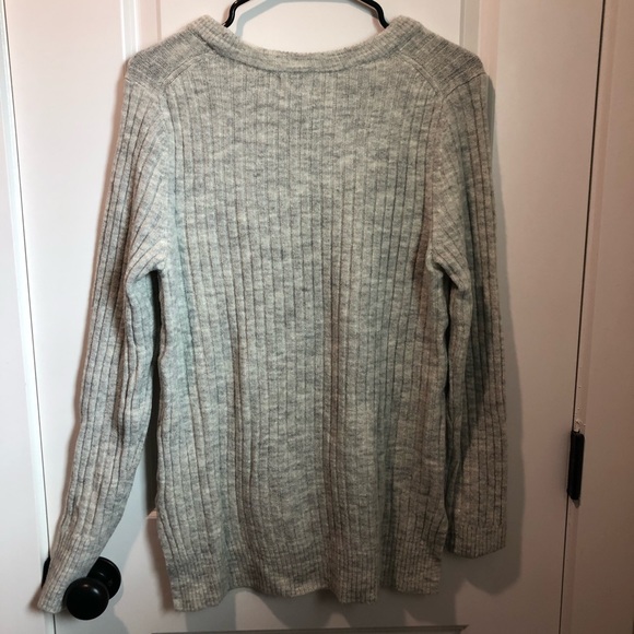 High-Low Ribbed Crew Neck Sweater - Picture 2 of 3
